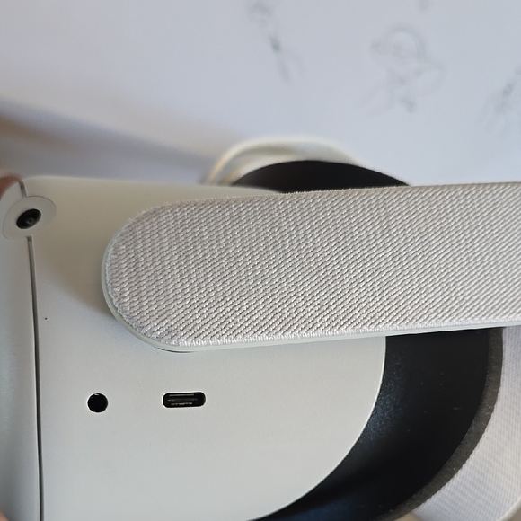 Meta Quest 2 VR Headset - White - Picture 12 of 14